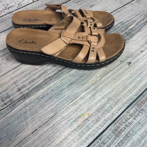 Clarks Tan Sandals Womens Size 6.5 Leather Slip On Open Toe 7 - Picture 2 of 3